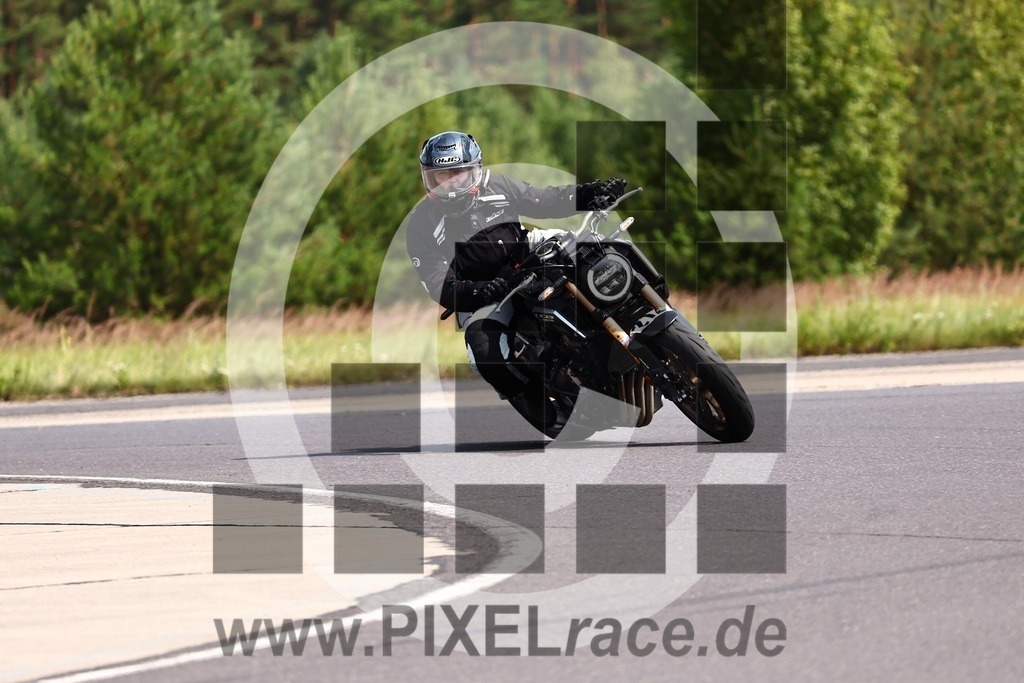 0212-20250714_02589 | Schöne Erinnerungen an spannende Momente - das festzuhalten ist unser Job. PIXELrace.de ist seit 2003 auf den Rennstrecken Europas unterwegs um die Action draußen beim Fahren und die wunderbare Stimmung imm Fahrerlager für euch einzufangen.