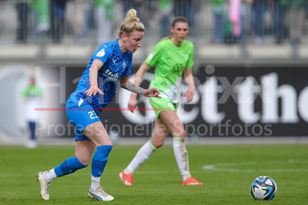 Fussball, DFB-Pokal Frauen, VfL Wolfsburg - SGS Essen | v.li.: Julia Debitzki (SGS Essen, 23) am Ball, Einzelbild, Ganzkörper, Aktion, Action, Spielszene, DIE DFB-RICHTLINIEN UNTERSAGEN JEGLICHE NUTZUNG VON FOTOS ALS SEQUENZBILDER UND/ODER VIDEOÄHNLICHE FOTOSTRECKEN. DFB REGULATIONS PROHIBIT ANY USE OF PHOTOGRAPHS AS IMAGE SEQUENCES AND/OR QUASI-VIDEO.