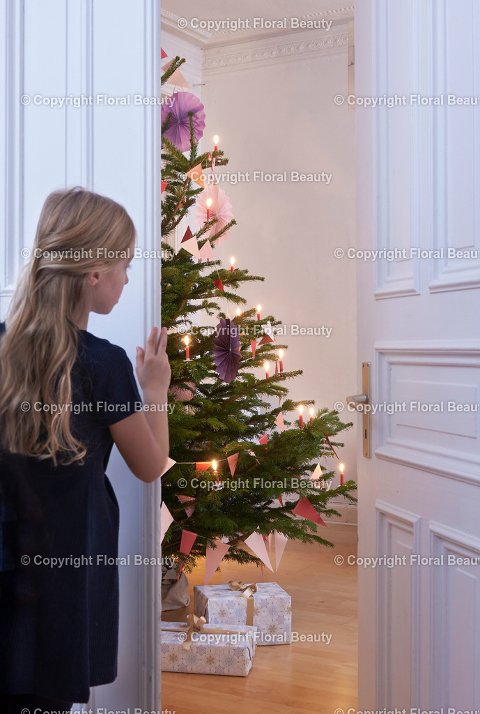 Modern geschmückter Tannenbaum | Kind schaut heimlich ins Wohnzimmer zum Tannenbaum - Realisiert mit Pictrs.com
