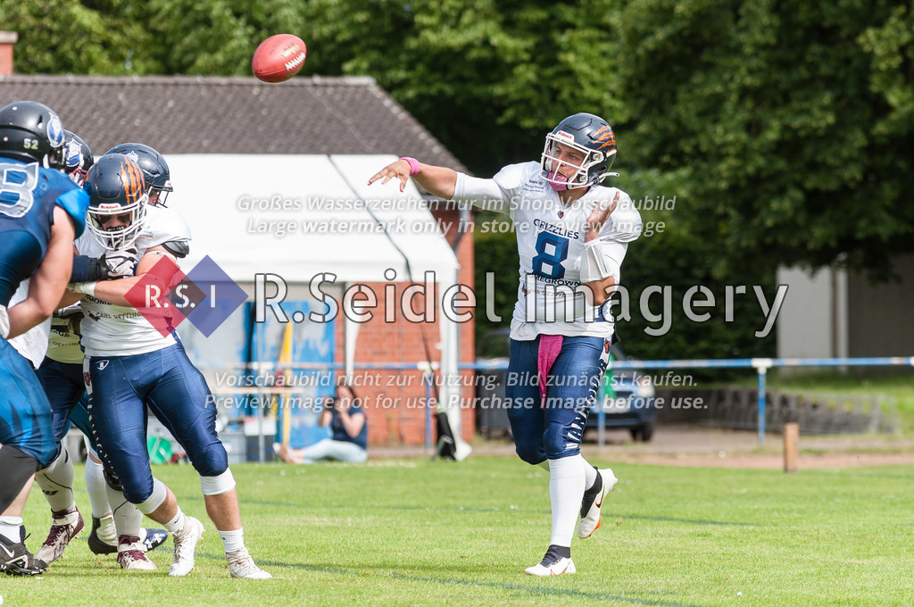 American Football, Saison 2022, Regionalliga Nord, Hamburg Blue Devils - Hannover Grizzlies, Dr.-Hermann-Schnell-Sportplatz (Hamburg), 18.06.2022, 4. Gameweek | Lukas Schramm (#8, Grizzlies, QB / Offense)