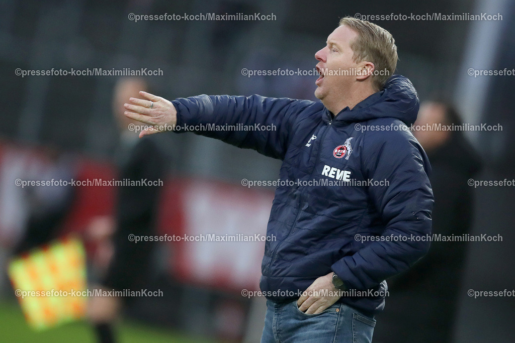RWE06012402140 | 06.01.2024, Essen, Fußball, Herren, Stadion an der Hafenstraße, Testspiel, Rot-Weiss Essen – 1. FC Köln:  Cheftrainer Timo Schultz (1.FC Köln) steht bei seinem ersten Spiel als neuer Trainer gestikulierend am Spielfeldrand. 
DFB regulations prohibit any use of photographs as image sequences and or quasi-video.