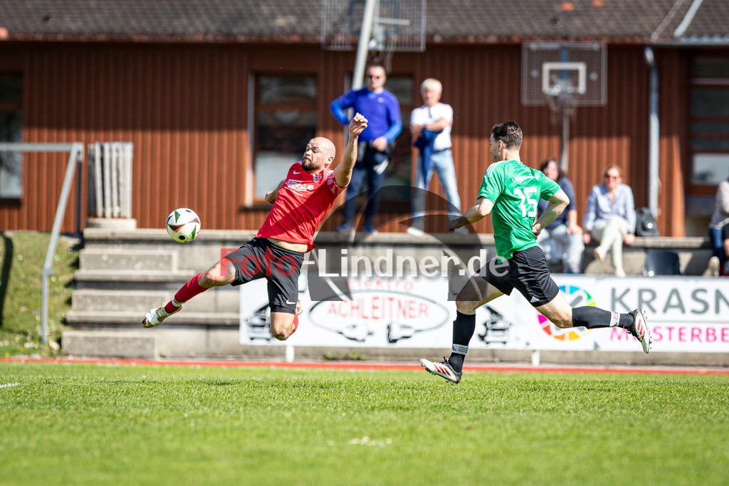 TSV Peißenberg gegen Lenggrieser SC | Fußball Herren Kreisliga Gruppe 1 Zugspitze 2025/26 19. Spieltag, TSV Peißenberg gegen Lenggrieser SC, 20260411,Gabriel RAWITZ (TSV Peißenberg 5) in Aktion,2026-04-11 in Peißenberg (Sportzentrum Peißenberg, Platz 1), Gabriel RAWITZ (TSV Peißenberg 5), Sebastian DIX (Lenggries SC 15)Copyright: WolfgangxLindner www.foto-lindner.de