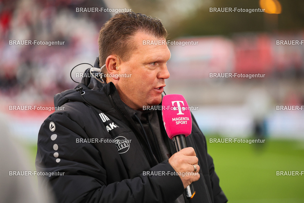 Rot-Weiss Essen - 1.Fc Schweinfurt | Essen, Deutschland, 02.11.2025 Uwe Koschinat (Rot-Weiss Essen) gibt ein Interviewwährend des 3.Liga Spiels zwischen  Rot-Weiss Essen und 1.Fc Schweinfurt am 02.11.2025 im Stadion an der Hafenstraße in Essen. (Foto von Timo Bluhmki-Schmidt/Brauer Fotoagentur