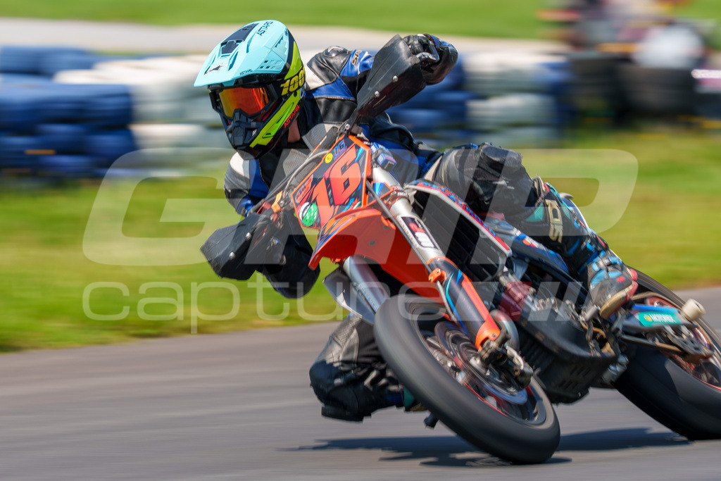 G-Cup + Supermoto Staatsmeisterschaft + Hungarian Supermoto Championship | GRIPcapture steht für authentische Sportfotografie in Österreich – für Momente, die mehr sind als Geschwindigkeit oder Ergebnis. Es geht um Emotion, Spannung, Fokus und den Augenblick, der oft nur einen Wimpernschlag dauert.Ob Motorsport, Teamsport oder 