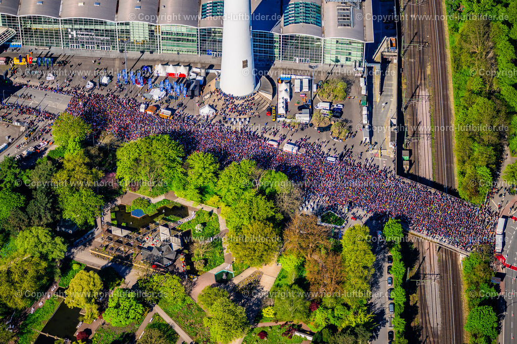Hamburg_Marathon_Messehallen_Start_ELS_2049270425 | HAMBURG 27.04.2025 Teilnehmer der Sportveranstaltung " Hamburg Marathon " auf dem Veranstaltungsgelände an der Rentzelstraße, Tiergartenstraße im Ortsteil Rotherbaum in Hamburg, Deutschland. Weiterführende Informationen bei: Marathon Hamburg Veranstaltungs GmbH. // Participants of the sporting event " Hamburg Marathon " at the event area on street Rentzelstrasse, Tiergartenstrasse in the district Rotherbaum in Hamburg, Germany. Further information at: Marathon Hamburg Veranstaltungs GmbH. Foto: Martin Elsen