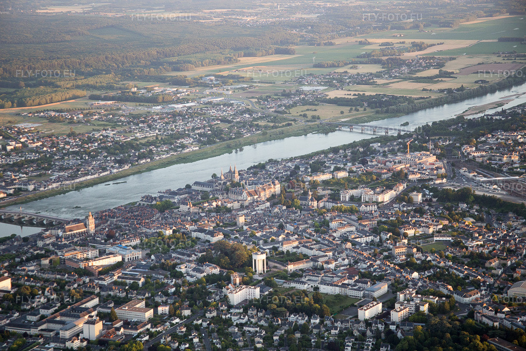 Vue aérienne: Vue de la ville à Blois dans le département Loir et Cher, France. Photo: IMG_081344.jpg prise le 19/06/2015 par Werner Riehm/FLY-FOTO.euRésolution de l'original: 5472 x 3648 px