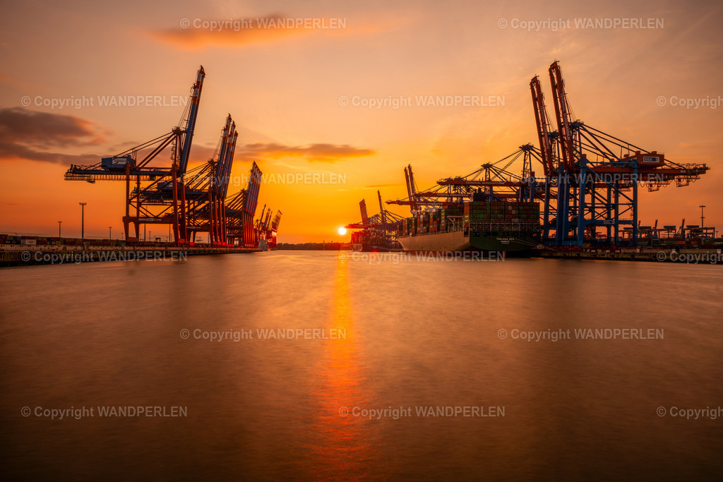 Sonnenuntergang am Waltershofer Hafen | Blick über den Waltershoferhafen. Die Sonne geht malerisch zwischen den Containerbrücken unter. - Realisiert mit Pictrs.com