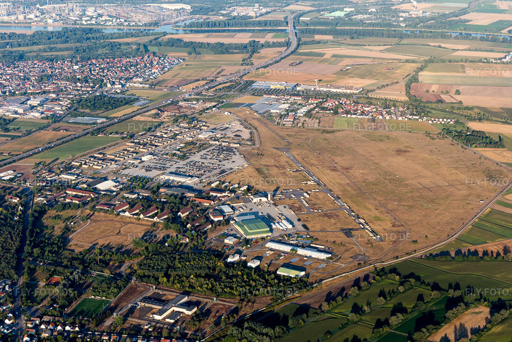 Luftbild: Start- und Landebahn mit Rollfeldgelände des ehemaligen amerikanischen Hubschrauberflugplatz der Flugplatz Coleman im Ortsteil Sandhofen in Mannheim im Bundesland Baden-Württemberg in Deutschland. Foto: IMG_109474.jpg vom 31.07.2018 durch Werner Riehm/FLY-FOTO.de