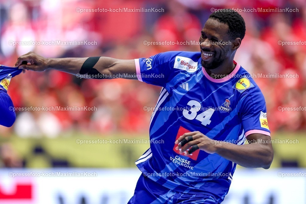 EHF24012601098 | 24.01.2026, Handball, Men's EHF EURO 2026, Frankreich - Portugal, Jyske Bank Boxen in Herning, Dänemark, Main Round:  Karl Konan (France #34) lachend jubelnd