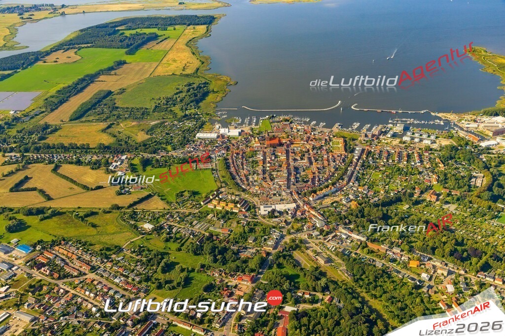 Neue Luftbildaufnahme der Stadt Barth - Das Luftbild wurde 2025 vom UL-Flugzeug heraus erstellt ( keine Drohnenaufnahme ) - Hochauflösende Luftaufnahme - für Wandbilder und großformatige Ausdrucke geeignet. Das besondere Geschenk!Hier alle&nbsp;Infos zur Lizenzierung der LuftaufnahmeWir fliegen auch dieses Jahr wieder in Ihre Region um Luftbilder zu erstellen.- Luftbild anfragen