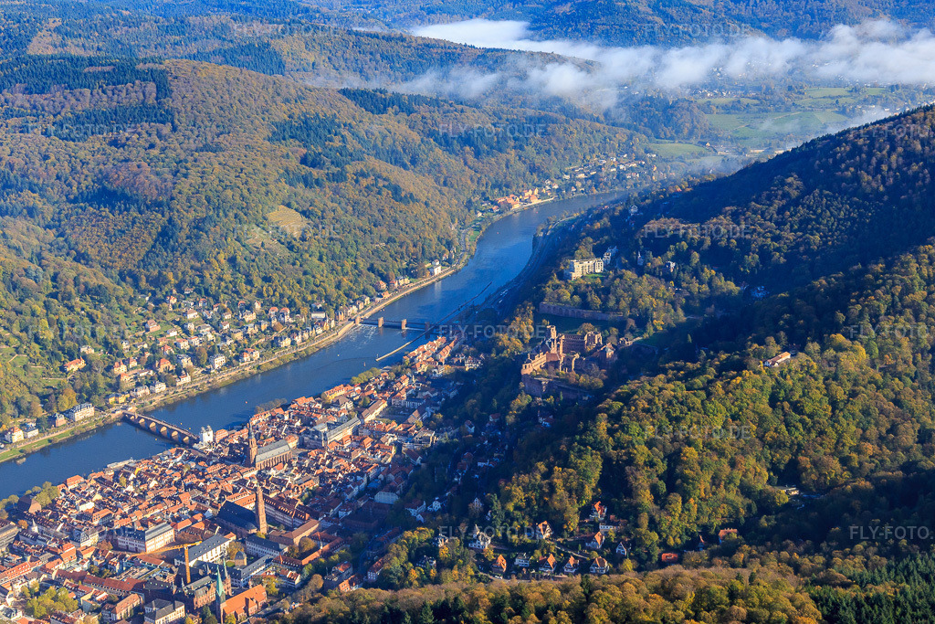Luftbild: Altstadt am Neckartal mit Heidelberger Schloss aus Südwesten im Ortsteil Kernaltstadt in Heidelberg im Bundesland Baden-Württemberg in Deutschland. Foto: IMG_104191.jpg vom 31.10.2017 durch Werner Riehm/FLY-FOTO.de