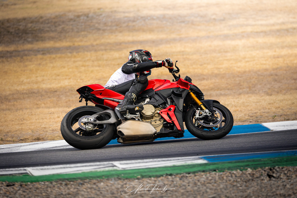 Ducati Trackday Hockenheimring 2026 | Entdecken Sie die faszinierende Welt von Alexander Tschuncky Arts: Kreative Fotografie, atemberaubende Automobilkunst und hochwertiger Bilderdruck. Lassen Sie sich inspirieren! - Realisiert mit Pictrs.com