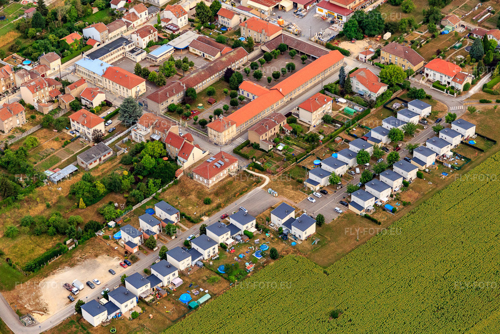 Vue aérienne: Lotissement de maisons jumelées à Lot du Mulne à Foug dans le département Meurthe et Moselle, France – .Photo: IMG_083511.jpg prise le 13/07/2015 par Werner Riehm/FLY-FOTO.eu – Résolution de l'original: 5472 x 3648 px
