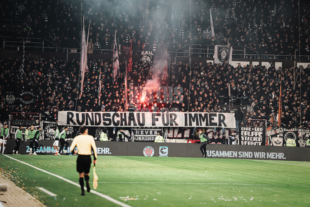 Fußball | Männer | Saison 2024/2025  | Fußball-Bundesliga | 16. Spieltag | FC St. Pauli vs. Eintracht Frankfurt | 11.01.2025 | Fans aus Frankfurt mit einem Transparent: Rundschau Für Immer