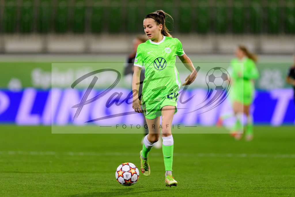 WOBJUV20211118_142 | Fussball, Frauen: Joelle Wedemeyer (VfL Wolfsburg) in Aktion, am Ball, Einzelaktion bei dem Spiel der UEFA Women´s Champions League zwischen VfL Wolfsburg und Juventus Turin im AOK-Stadion am 18.11.2021 in Wolfsburg, Deutschland. - Realisiert mit Pictrs.com