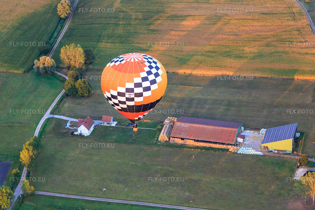 Vue aérienne: Montgolfière le matin à Kindwiller dans le département Bas Rhin, France – .Photo: IMG_117786.jpg prise le 14/09/2019 par Werner Riehm/FLY-FOTO.eu – Résolution de l'original: 5472 x 3648 px