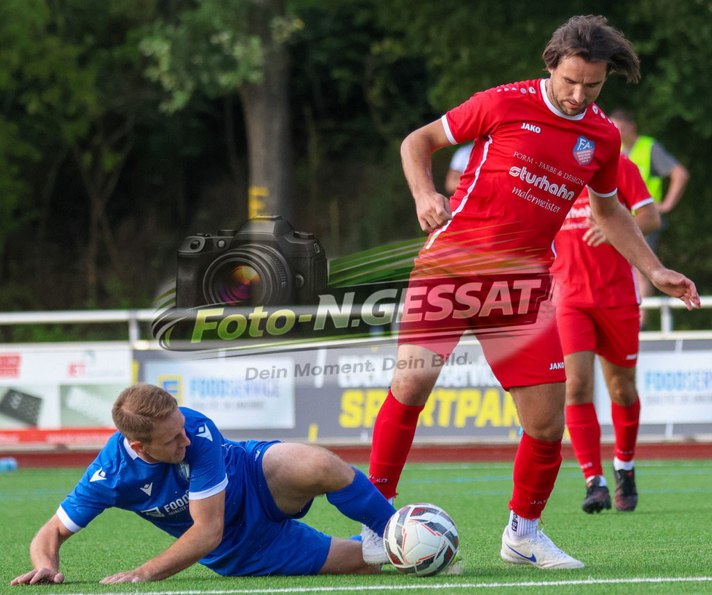 TuS Bardüttingdorf - TuRa Löhne | Auf dem Bild zu sehen: blau SV Löhne-Obernbeck: Pascal Dahlmann ; rot SG FA Herringhausen/Eickum: Jonas Szymanski SV Löhne-Obernbeck, SG FA Herringhausen/Eickum, Saison 26/27, Fistelmann SuperCup - Realisiert mit Pictrs.com