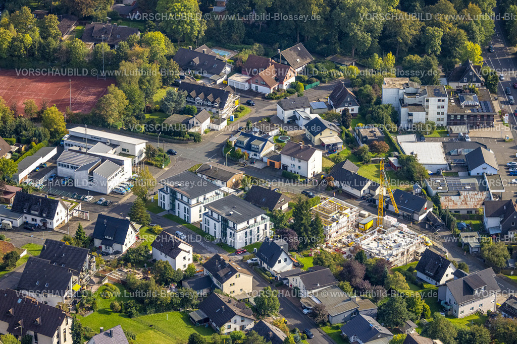 Kreuztal230911639 | Luftbild, Wohnsiedlung und Baustelle mit Neubau Wohnhäuser an der Ratzebuschstraße, Polizeiwache Dienststelle Kreuztal, Kreuztal, Siegerland, Nordrhein-Westfalen, Deutschland