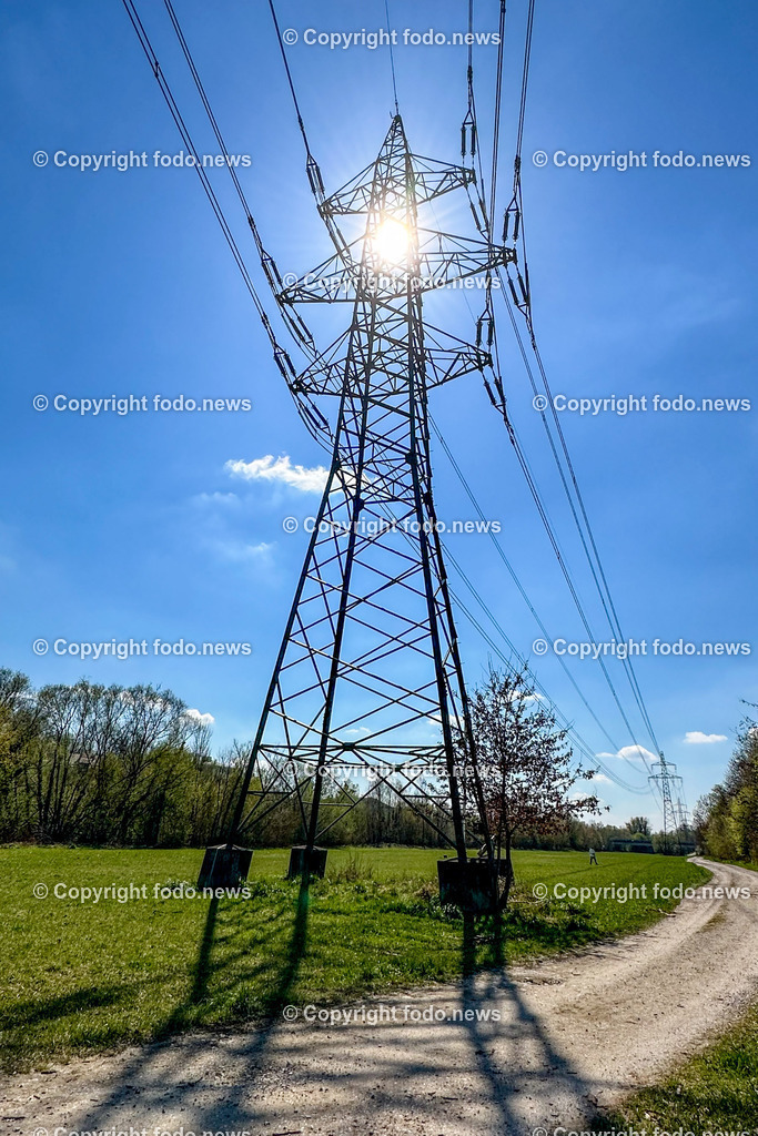 Strommast_ Stromleitung_ Stromleitungen_ Strom_ Stromausfall_ 07.04.2023-14 | 07.04.2023, Linz, AUT, Strom, im Bild Themenbild, Strommast, Stromleitung, Stromleitungen, Strom, Stromausfall, Hochspannung, Black Out, Power, Energy, Symbolbild, Feature