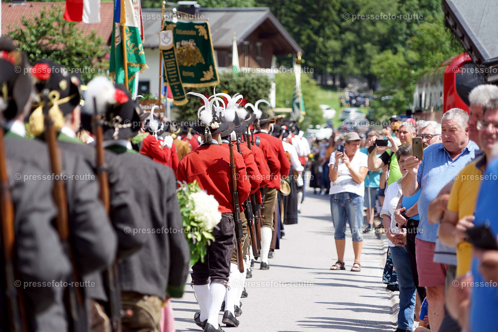 e26-news-2023-Juli23-Regimentsschuetzenfest3-Steeg-UMZUG_DORF-DSC07463 | Info aus dem Bezirk Reutte/Ausserfern Tirol sowie eine umfangreiche Bilddatenbank über die gesamte Region: Lechtal, Talkessel Reutte, Tannheimertal, Zwischentoren. Lech, Plansee, Zugspitze, Grenztunnel, B179, Fernpassstraße, Verkehr, Lawinen, Tradition, - Realisiert mit Pictrs.com