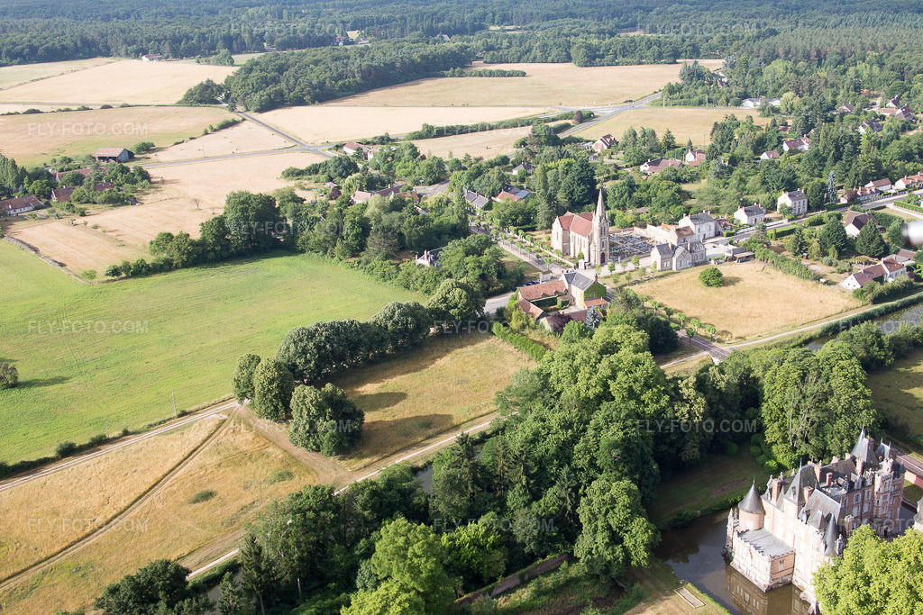 Aerial view: Château de Combreux (F-Loiret) in Combreux in the state Loiret, France.Photo: IMG_082582.jpg taken on 06/21/2015 by Werner Riehm/FLY-FOTO.comResolution of the original: 4703 x 3136 px