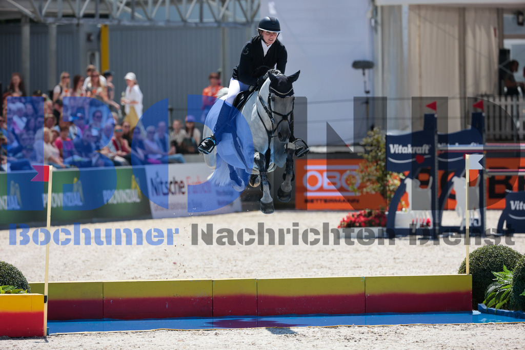 Longines Balve Optimum - Springen Samstag {date} -  | {headline}(Foto: Sebastian Sendlak / BOND) - Realisiert mit Pictrs.com