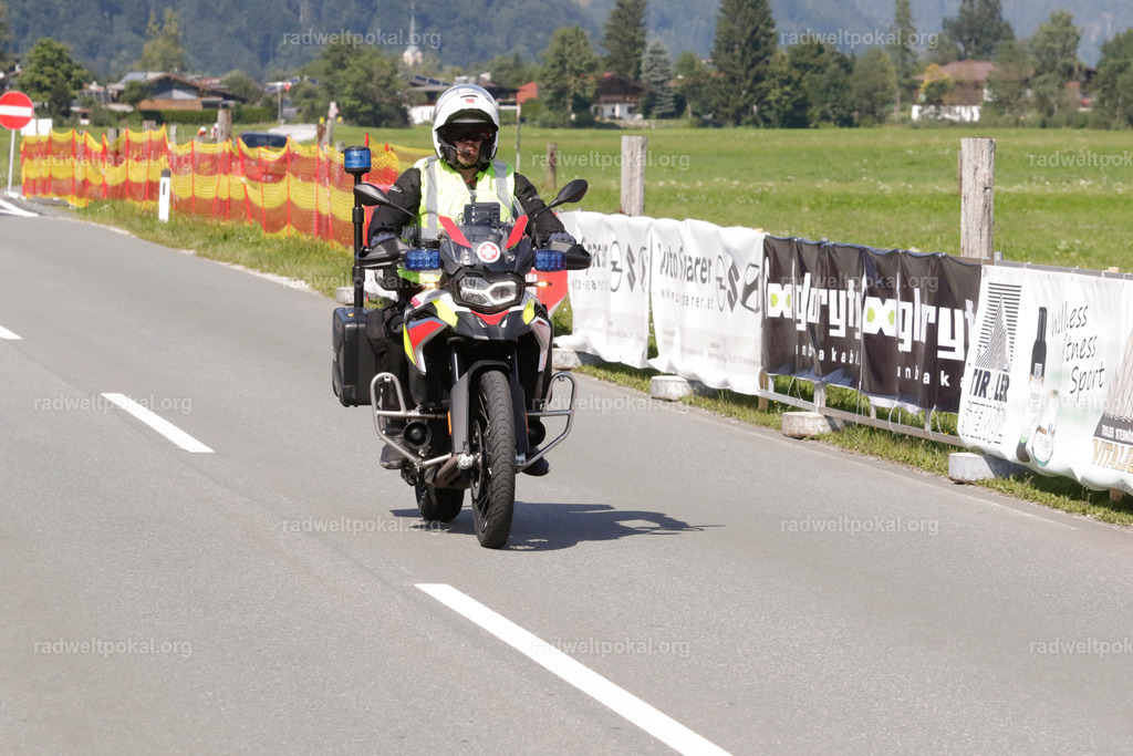 1168_20230817_Bewerb_Maenner_Muehlanger | AUT - OESTERREICH, 2023-08-16: SPORT RENNRAD-FAHREN - 55. INTERNATIONALER RADWELTPOKAL IN ST. JOHANN IN TIROL  - Vintage-Radrennen mit WM-Bronze-Medaillen-Siegerin Christina Schweinberger, den Teilnehmer und Alexander Baumann (vom Orginastions-Team) - TAG 2 BEWERB MAENNER IN SECHS GRUPPEN  ; Foto: Roland Muehlanger