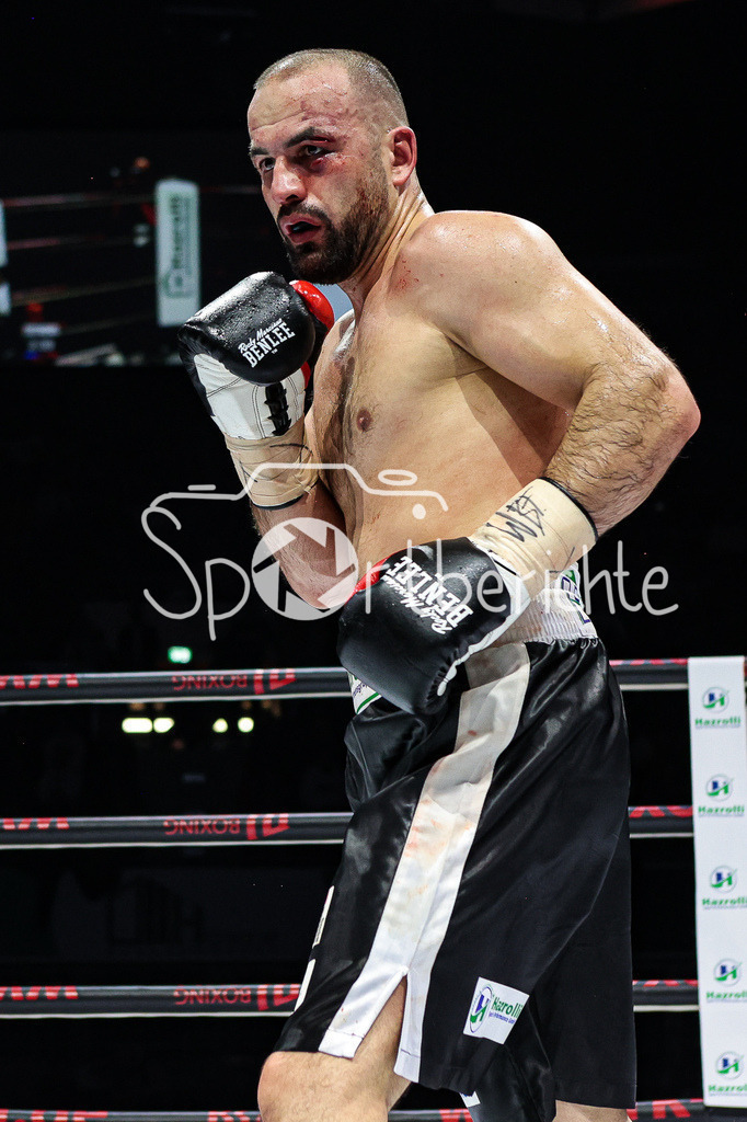 Profi - Box - Gala / Main Event | Shefat ISUFI (Schwarz Weisse Hose) im WBF Titelkampf in Aktion