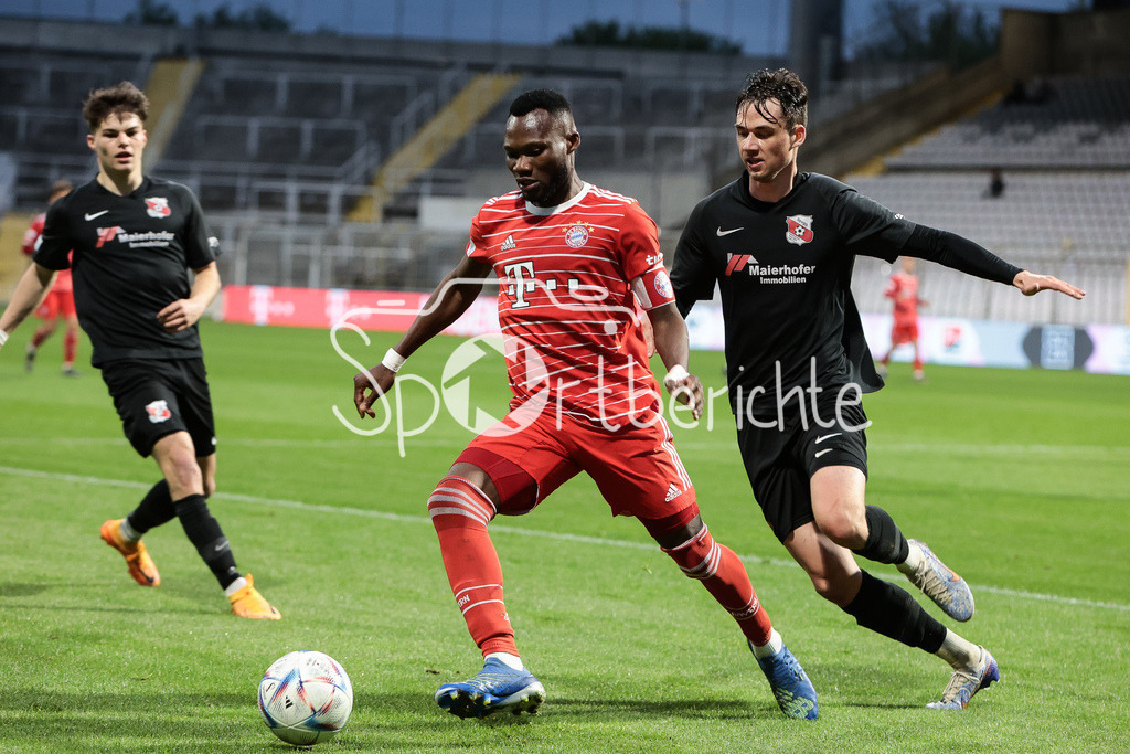 FC Bayern Amateure - SpVgg Hankofen-Hailing | Desire SEGBE AZANKPO (FCB #34) im Duell mit Jonas BLUEMEL (HANK #2)