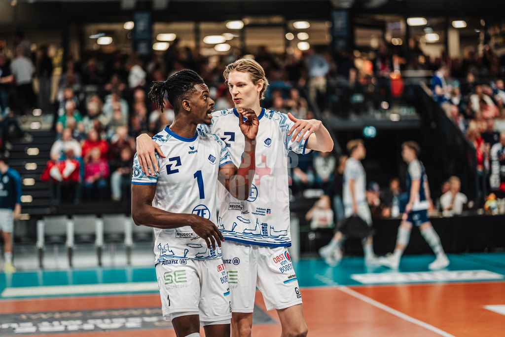 Volleyball | Herren | Saison 2024/2025 | 1. Volleyball Bundesliga Männer | Halbfinale | SVG Lüneburg vs. VfB Friedrichshafen | 05.04.2025 | v.l. Jose Israel Masso Alvarez (#1, VfB Friedrichshafen) und Severi Seth Savonsalmi (#9, VfB Friedrichshafen) sprechen sich ab