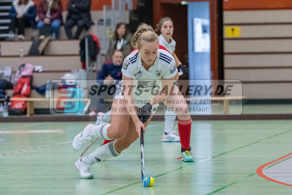 HK_20221126_101773 | 1. Bundesliga ( Halle ) Damen Crefelder HTC - Düsseldorfer HC am 27.11.2022 Crefelder HTC, Krefeld , Sara Strauss ( Düsseldorfer HC #11 )