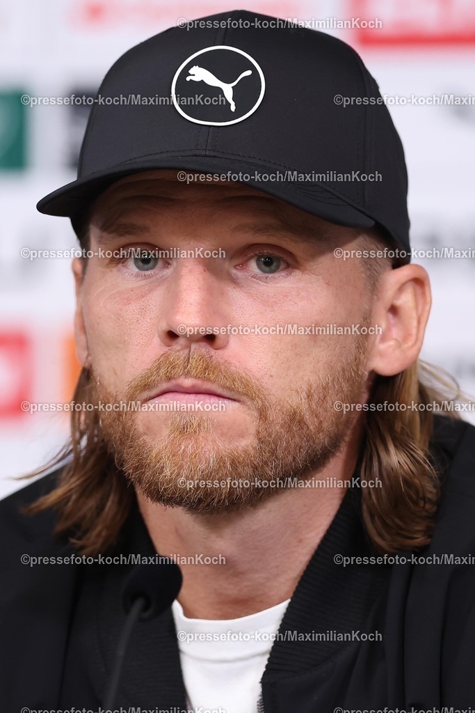 BMG05102502209 | 05.10.2025, Fußball, Borussia Mönchengladbach - SC Freiburg, 1. Fußball Bundesliga, Borussia-Park, Saison 2025 2026: Cheftrainer Eugen Polanski (Borussia Mönchengladbach) DFB regulations prohibit any use of photographs as image sequences and or quasi-video.