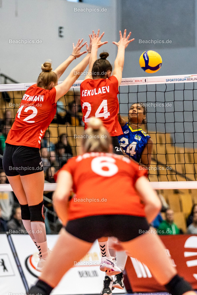 2022-00063285-Testspiel-Deutschland-Brasilien | Angriff Lorenne TEIXEIRA #24 BRA gegen Block Hanna ORTHMANN #12 (Annahme-Außen) GER, Anastasia CEKULAEV #24 (Mittelblock) GER, 17.09.2022; Berlin Foto: Gerold Rebsch - www.beachpics.de
