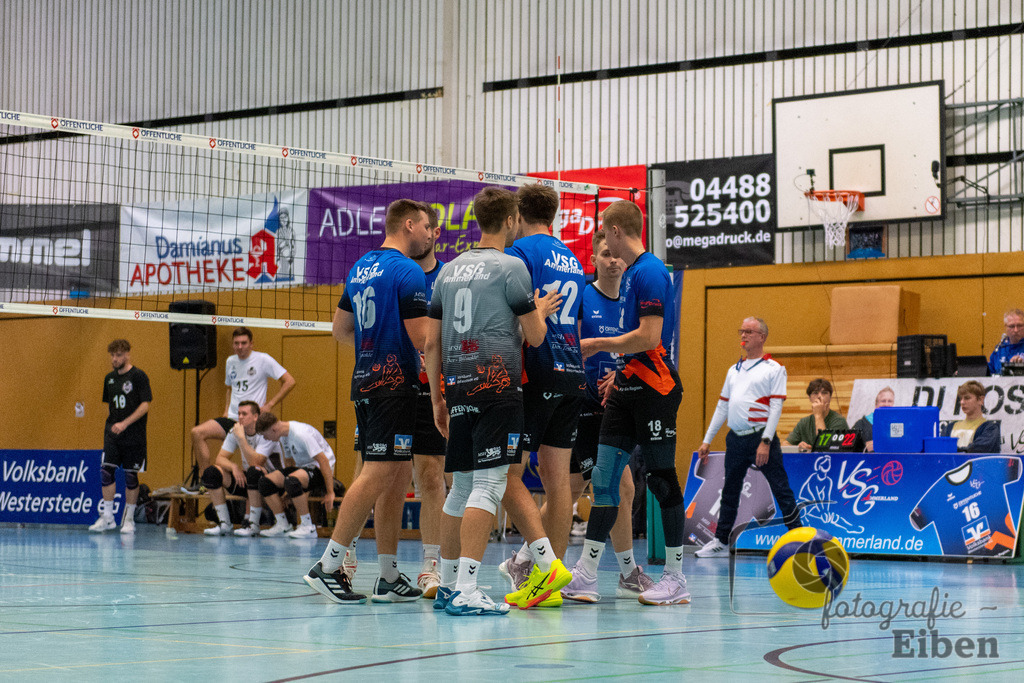 VSG Ammerland-TV Baden | Volleyball-Regionalliga; VSG Ammerland (blau)-TV Baden (weiß) am 19.10.2024; in Bad Zwischenahn (Sporthalle Schullerstraße), Photo: Philip Eiben 2024 - Realisiert mit Pictrs.com