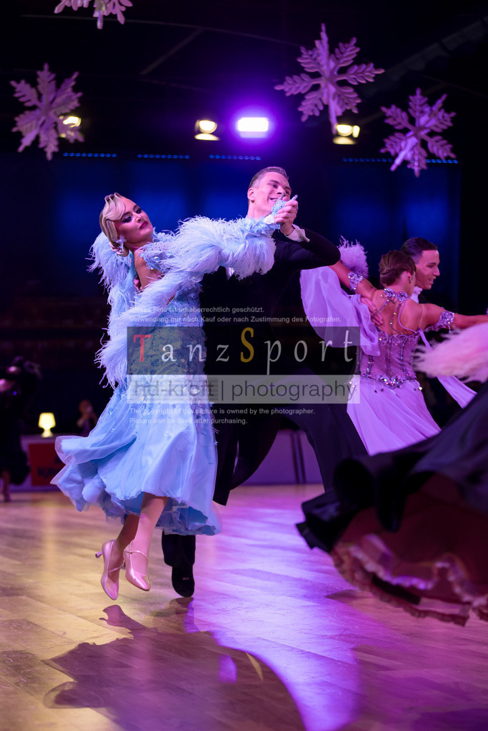 20241215_WDSF_Int_Open_Std-Riga-9032 | Tanzsportbilder, Standardtanz, Lateintanz, WDSF, DTV, LTVB, dancecomp, goc, hessen tanzt, blaues band der spree, walzer, tango, wiener walzer, slowfox, quickstepp, samba, rumba, cha-cha-cha, paso doble. jive, hd-kroft photography, turniertanzsport