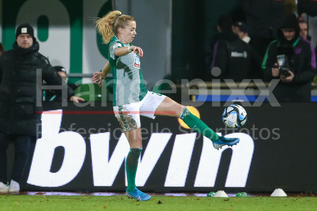 Fussball, Google Pixel Frauen-Bundesliga, SV Werder Bremen - FC Bayern München | v.li.: Nina Lührßen (SV Werder Bremen, 27) am Ball, Einzelbild, Ganzkörper, Aktion, Action, Spielszene, DIE DFB-RICHTLINIEN UNTERSAGEN JEGLICHE NUTZUNG VON FOTOS ALS SEQUENZBILDER UND/ODER VIDEOÄHNLICHE FOTOSTRECKEN. DFB REGULATIONS PROHIBIT ANY USE OF PHOTOGRAPHS AS IMAGE SEQUENCES AND/OR QUASI-VIDEO.