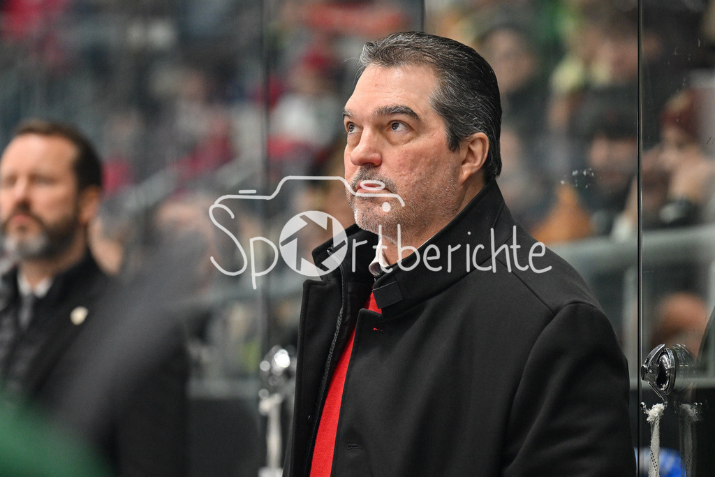 Augsburger Panther - Schwenninger Wild Wings | im Bild Larry MITCHELL Headcoach Augsburger Panther / Freisteller / Einzefoto / DEL: Augsburger Panther - Schwenninger Wild Wings, Curt Frenzel Stadion am 02.02.2025