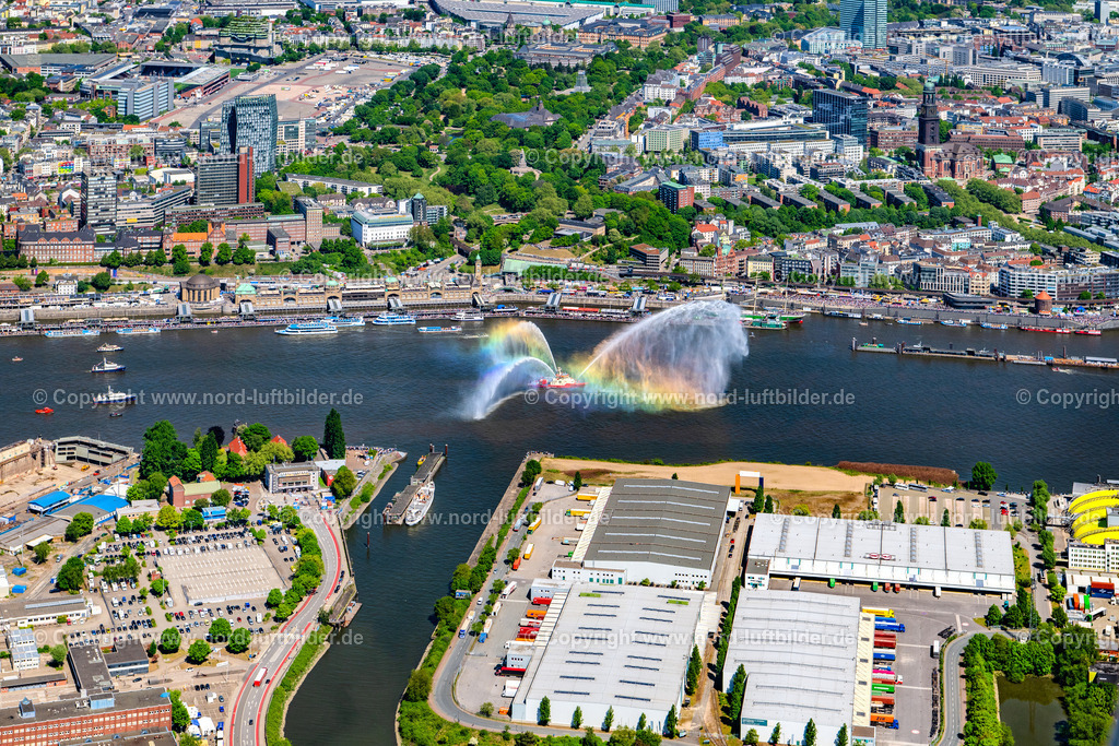 Hamburg_Hafengeburtstag_Feuerlöschschiff_ELS_6491090525 | HAMBURG 09.05.2025 Feuerwehrschiff im Hamburger Hafen unter Löschbedingung in Hamburg, Deutschland. // Firefighting ship in the port of Hamburg under firefighting conditions in Hamburg, Germany. Foto: Martin Elsen