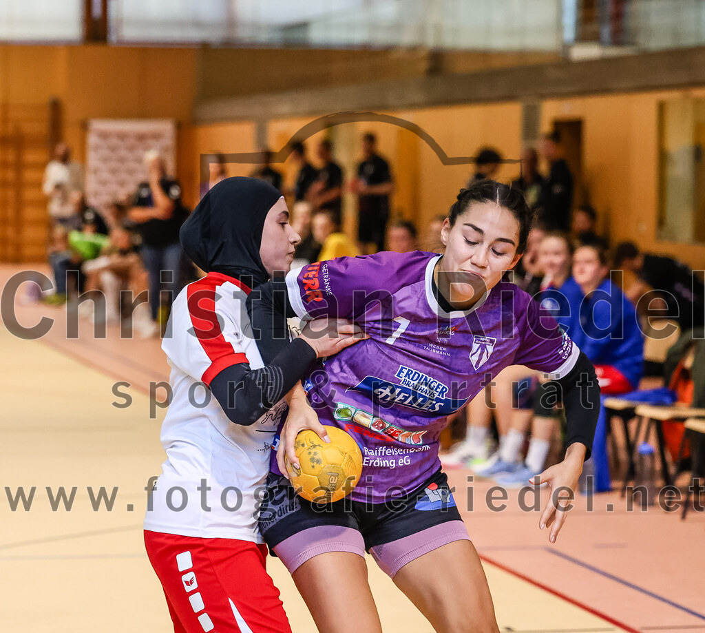 2024-10-13_007_SpVgg_Altenerding_gegen_SC_Freising | Erding, Deutschland, 13.10.2024:Handball, Bezirksoberliga Frauen Altbayern 2024 / 2024, 3. Spieltag, SpVgg Altenerding gegen SC Freising, Endergebnis: 26:35Eduarta Krasnigi (HSG Freising-Neufahrn, #4), Michelle Gruber (SpVgg Altenerding, #7)Foto: Christian Riedel / fotografie-riedel.net