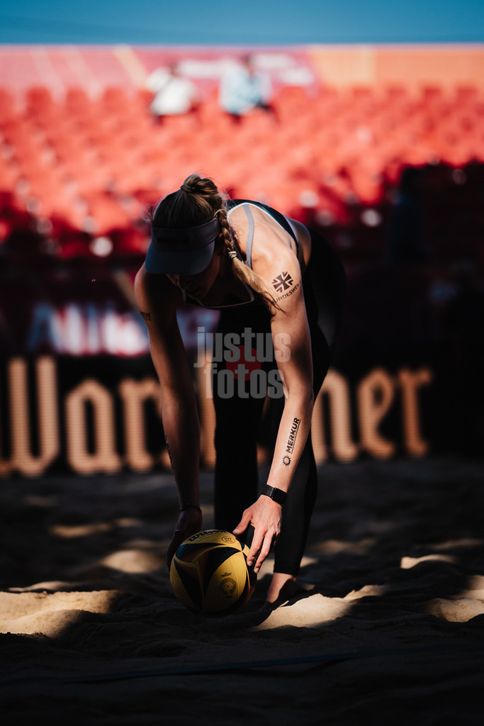 Beachvolleyball | Frauen | Allianz German Beach Tour 2025 | Tourstop Düsseldorf | 09.05.2025 | Melanie Paul hebt den Ball auf, Tattoos von Bundeswehr und Merkur