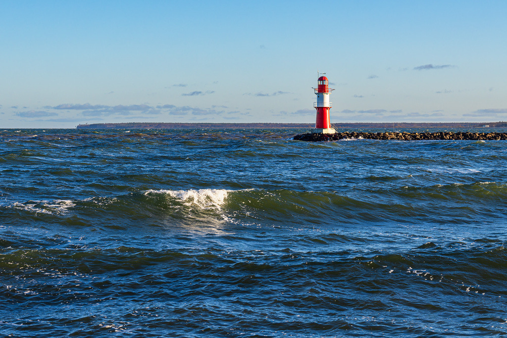 Wellen und Molenturm an der Küste der Ostsee in Warnemünde | Wellen und Molenturm an der Küste der Ostsee in Warnemünde.