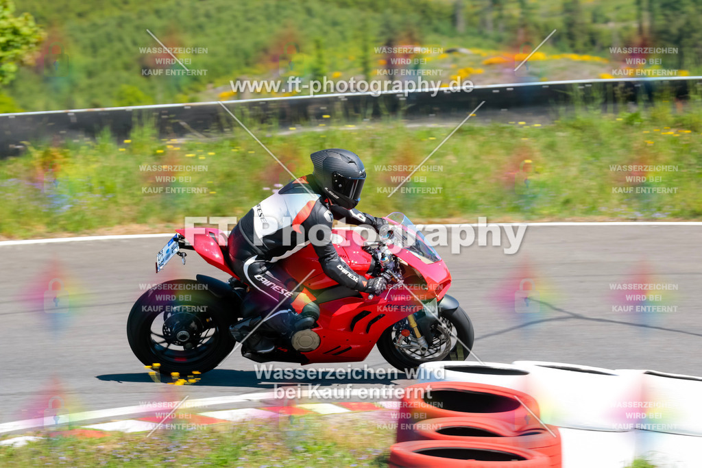 Moto-TeamOBK-21847 | Hier findet Ihr Bilder von Touristenfahrten auf der Nürburgring Nordschleife oder von anderen Veranstaltungen die ich besucht habe. Viel Spass beim Durch Schauen 