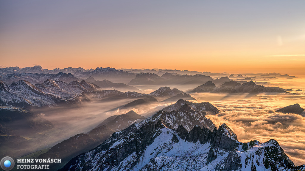 Säntis_0001 | Alle Bilder von Heinz Vonäsch Fotografie können alle zu günstigen Preisen gekauft werden! Download der Bilder, Ausdrucke, Postkarten, Tassen T-Shirts, Kalender, Alu- Dibond usw. - Realisiert mit Pictrs.com
