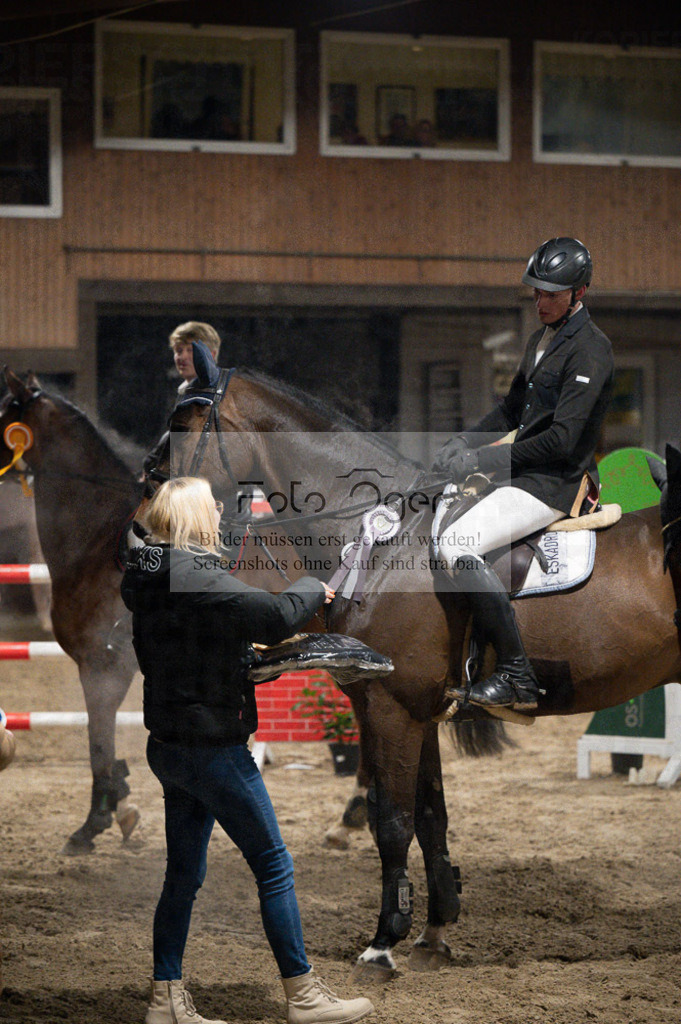 Hallenreittunier Voxtrup 2023 | Entdecke hochwertige Reitturnierfotos von Foto Oger. Professionell, emotional und authentisch – jetzt Lieblingsmomente im Shop bestellen.Deutschlandweite Turnierfotografie. - Realisiert mit Pictrs.com