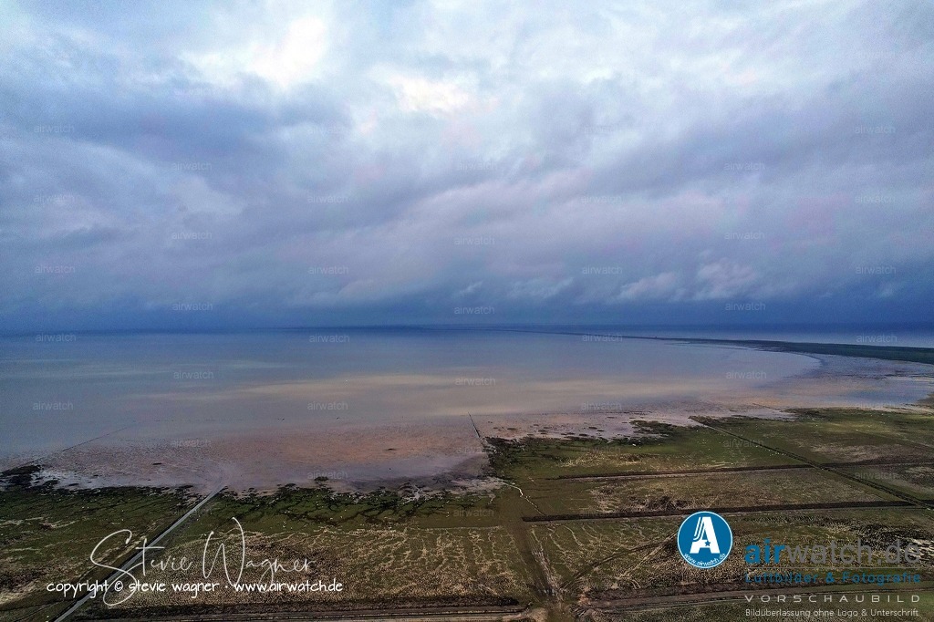 Luftbild Friedrich-Wilhelm-Luebke-Koog | Luftbild: Friedrich-Wilhelm-Luebke-Koog - Heute prägen zahlreiche Windenergieanlagen das Bild des Koogs. Die Gemeinde Friedrich-Wilhelm-Lübke-Koog bietet eine Vielzahl von Aktivitäten und Sehenswürdigkeiten, wie den Nationalpark-Zentrum Multimar Wattforum, Ausflugsdampferfahrten auf der Eider und regionale Spezialitäten wie frischen Fisch aus dem Meer und traditionelle Gerichte wie Krabbenbrötchen oder Labskaus.