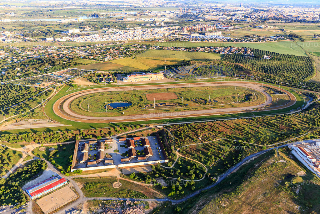 Vue aérienne: Hippodrome Gran Hipódromo de Andalucía Javier Piñar Haffner à Dos Hermanas dans le département Séville, Espagne – .Photo: IMG_145687.jpg prise le 22/04/2025 par Werner Riehm/FLY-FOTO.eu – Résolution de l'original: 5472 x 3648 px – Gran Hipódromo de Andalucía - Gran Hipódromo de Andalucía