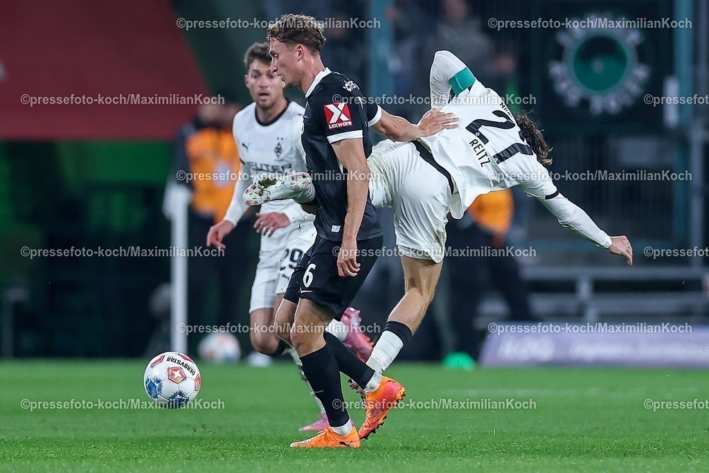BMG05102501076 | 05.10.2025, Fußball, Borussia Mönchengladbach - SC Freiburg, 1. Fußball Bundesliga, Borussia-Park, Saison 2025 2026: Rocco Reitz&nbsp;(Borussia Mönchengladbach #27) im Zweikampf gegen  Patrick Osterhage&nbsp;(SC Freiburg #06) DFB regulations prohibit any use of photographs as image sequences and or quasi-video.