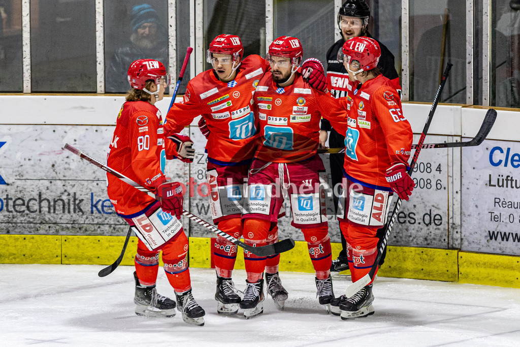 EC Peiting vs EV Füssen | Eishockey Oberliga Süd 2023/2024, EC Peiting vs EV Füssen,
Tor Peiting,
2023-10-29 in Peiting (Eisstadion)
80 Markus CZOGALLIK (ECP 80), 8 Felix BRASSARD (ECP 8), 65 Alexander BIBERGER (ECP 65), 97 Marc BESL (ECP 97)
Copyright: WolfgangxLindner sportworld