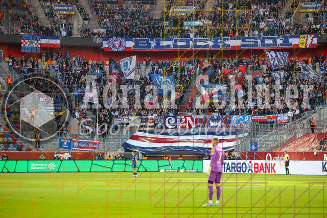 10.04.2026, GER, Fussball, Herren, 2. BL, Saison 2025/2026, Fortuna Düsseldorf - Holstein Kiel | die Fans von Holstein Kiel mit Fahnen und Bannern 