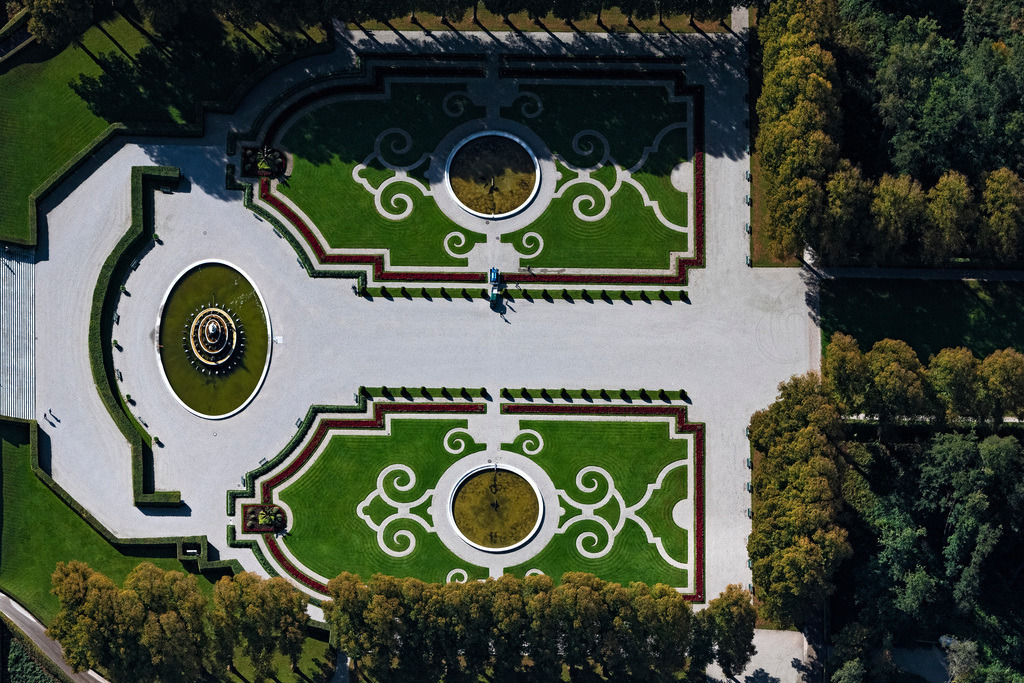 dr__0092544.jpg | CHIEMSEE 01.10.2021 Senkrecht- Luftbild aus der Satelliten- Perspektive vom Gebäudekomplex im Schloßpark von Schloß Park von Herrenchiemsee in Chiemsee im Bundesland Bayern, Deutschland. // Vertical aerial view from the satellite perspective of the building complex in the park of the castle Park von Herrenchiemsee in Chiemsee in the state Bavaria, Germany. Foto: Daniel Reiter